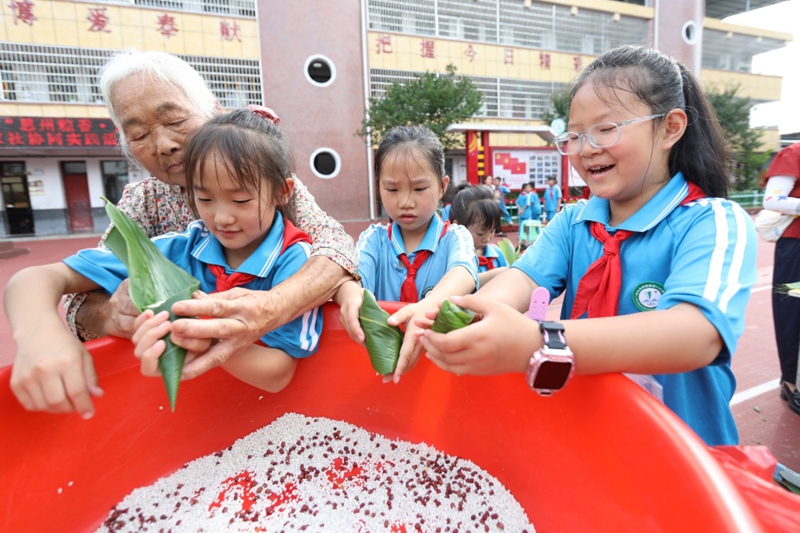 2.贵州省岑巩县第五小学，学生在学包粽子。（唐鹏 摄）