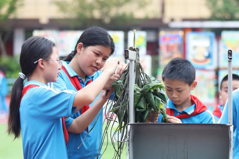 5.贵州省岑巩县第五小学，学生在学包粽子。（唐鹏 摄）