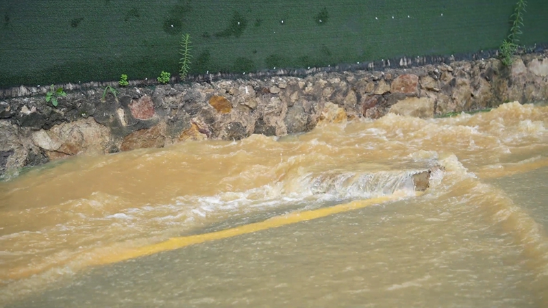 雨水淹过路面。