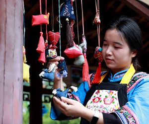 平塘卡蒲毛南族：指尖绣香囊