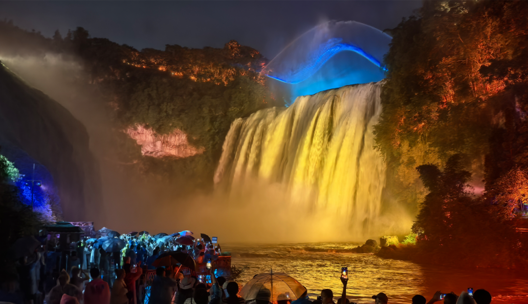 夜游黄果树。安顺旅游集团有限公司供图