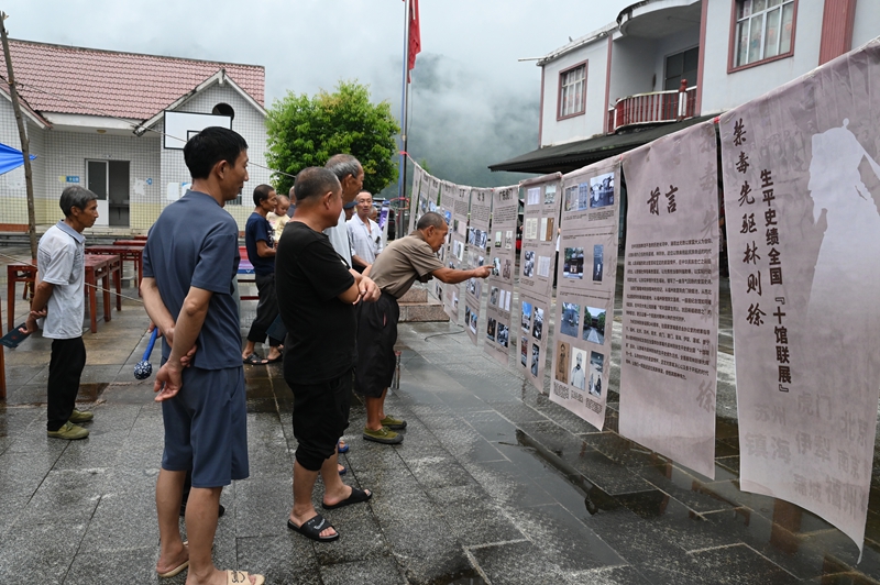 6、群众在观看禁毒画展。