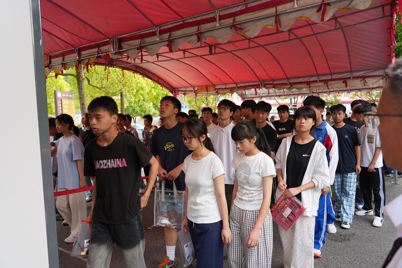 3考生排队安检进入考点