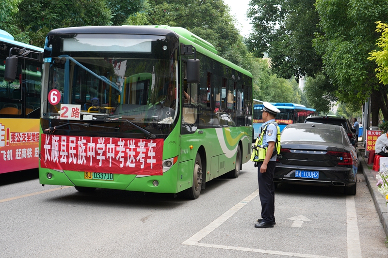 5交警正在指挥交通