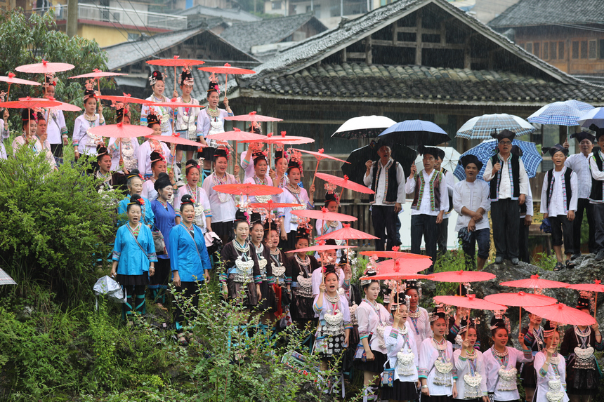 村民合唱侗族大歌 。