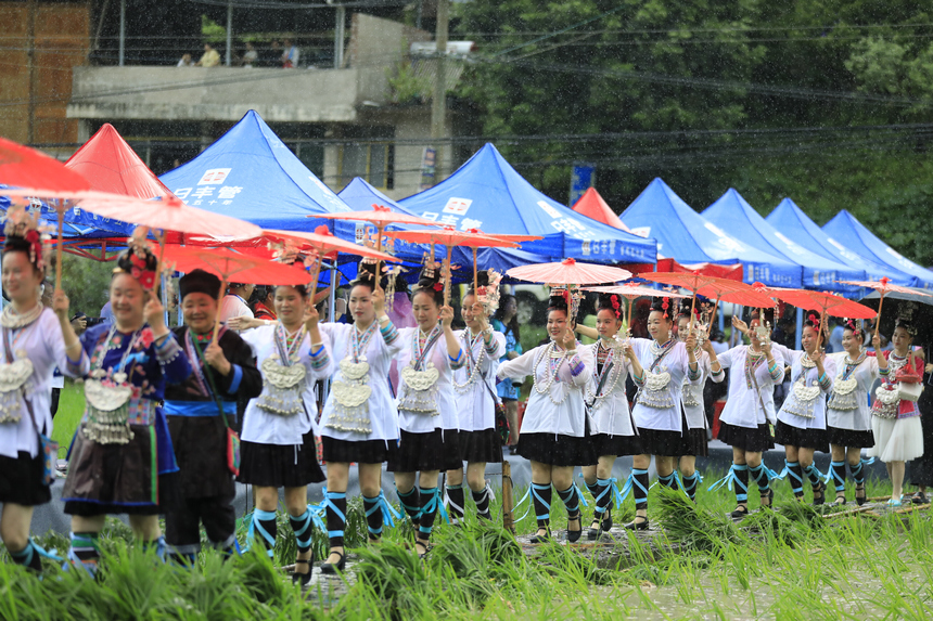 村民盛装巡游。