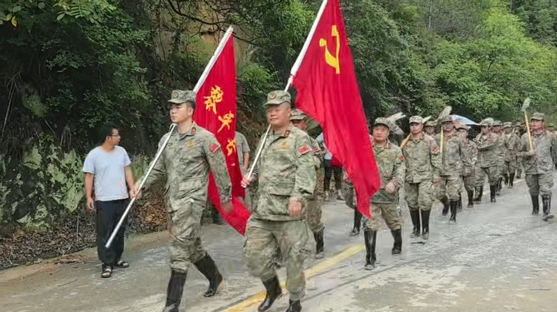 救援队抵达现场。