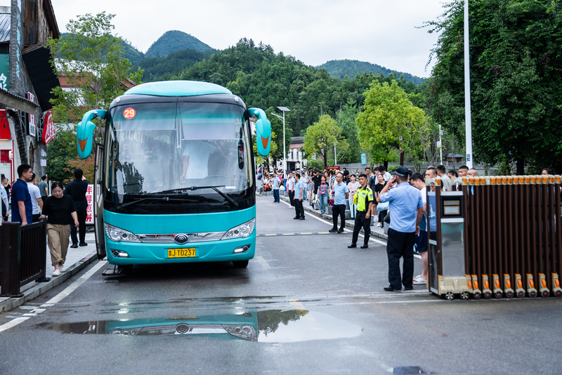 小七孔景区紧急调配车辆，将滞留游客运送至外围安全区域。