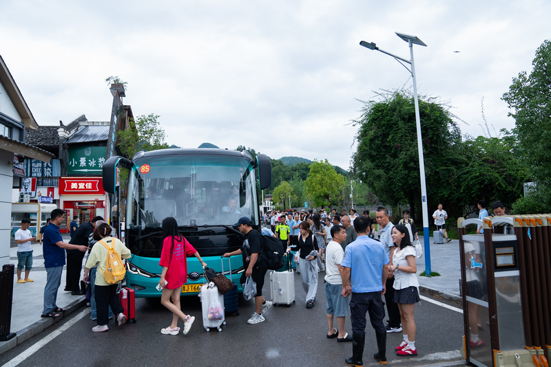 _小七孔景区紧急调配车辆，将滞留游客运送至外围安全区域。