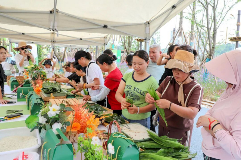 市民在幻花样体验端午民俗活动。张婷摄