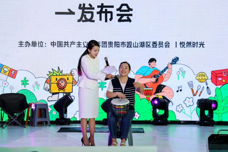 非洲鼓老师现场教学。