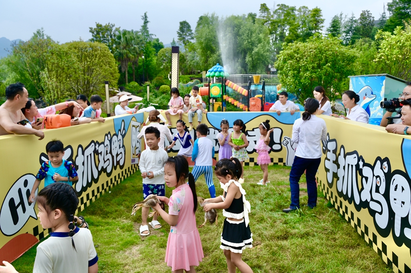 2、在趣味手抓鸡鸭区，围栏内欢声笑语不断，孩子们你追我赶，沉浸式感受乡野捉禽的乐趣。.jpg