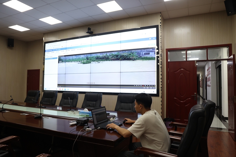 县水务局工作人员使用监控系统实时监测河道、水库水情.jpg