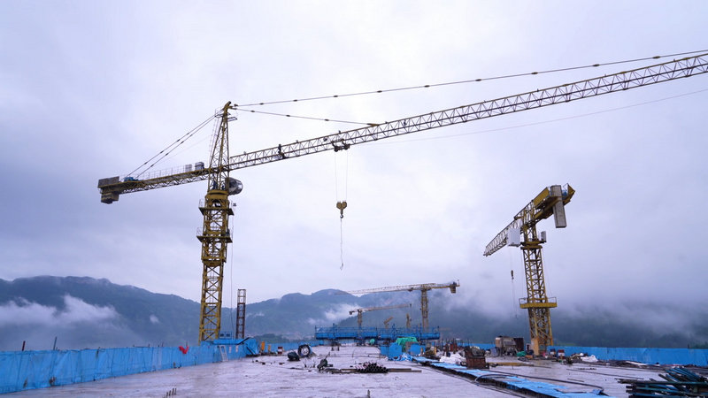 安盤高速盤關特大橋上施工面。