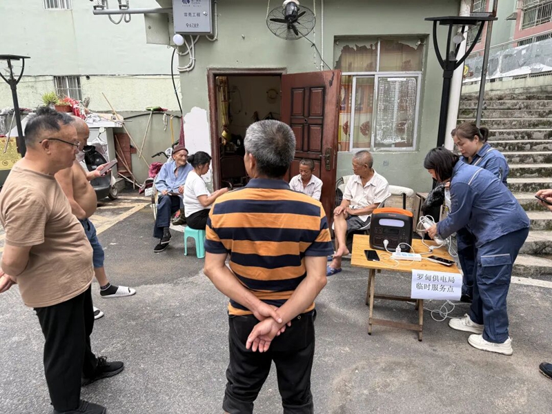 罗甸供电局在山水华庭小区设置充电点位，服务受灾居民.jpg