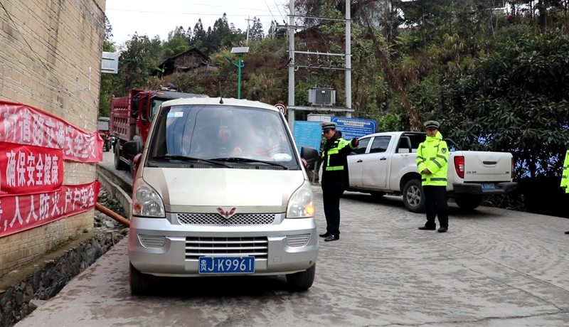 交警指導車輛安全通行.jpg