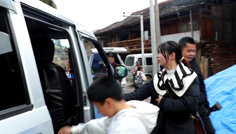 学生有序乘车.jpg