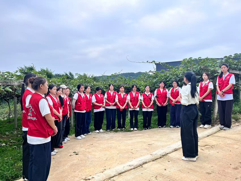 大學段學生在獼猴桃產業基地接受現場思政教學.jpg