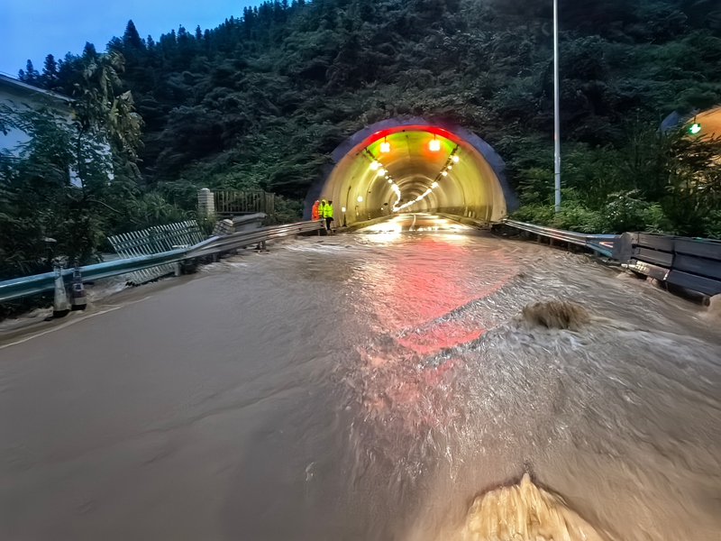 2 山洪冲击路面,行车路面被淹没。