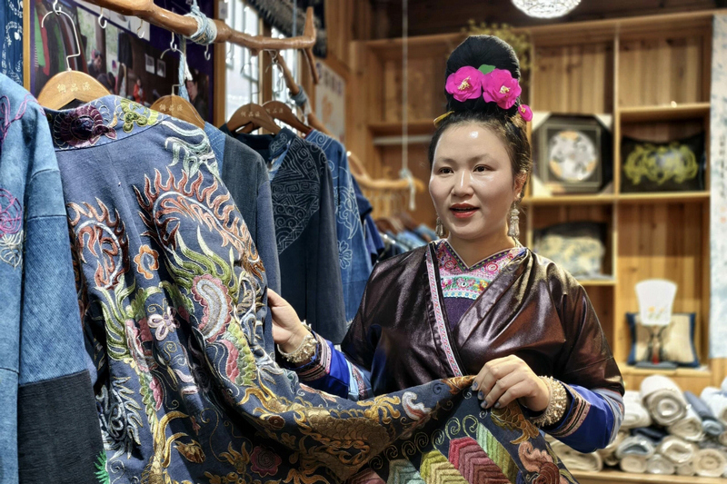 贵州省“最美科技工作者”、黎平县侗品源旅游商品服务有限责任公司总经理陆勇妹。