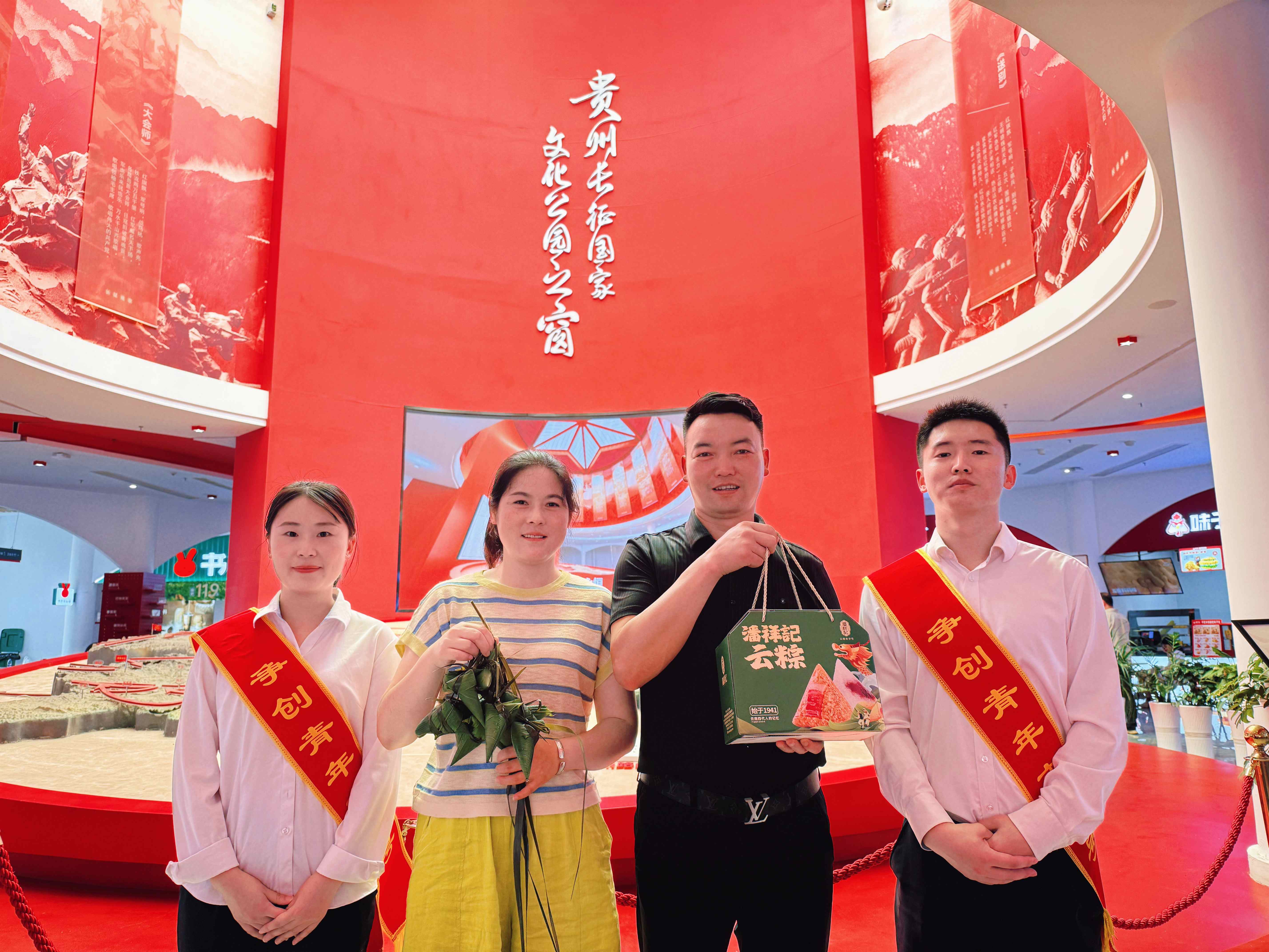 “一路三方”工作人员在S55仁望高速坛厂隧道下行出口K21+850清理碎石。罗港栖摄
