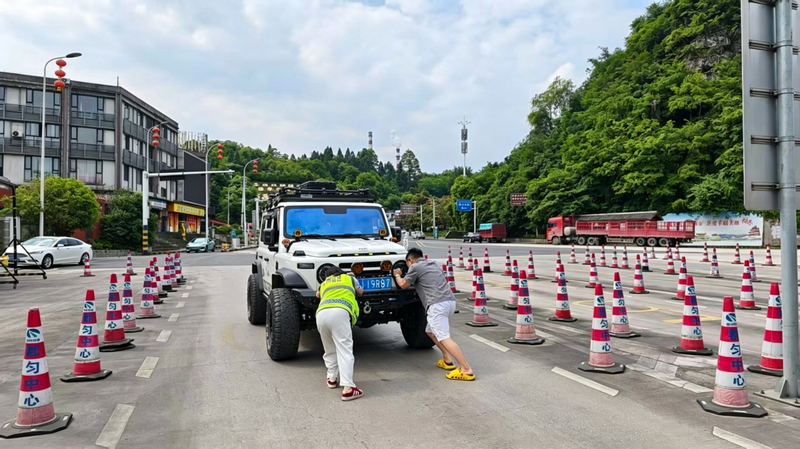 收费站工作人员帮助司乘推车。张文思摄
