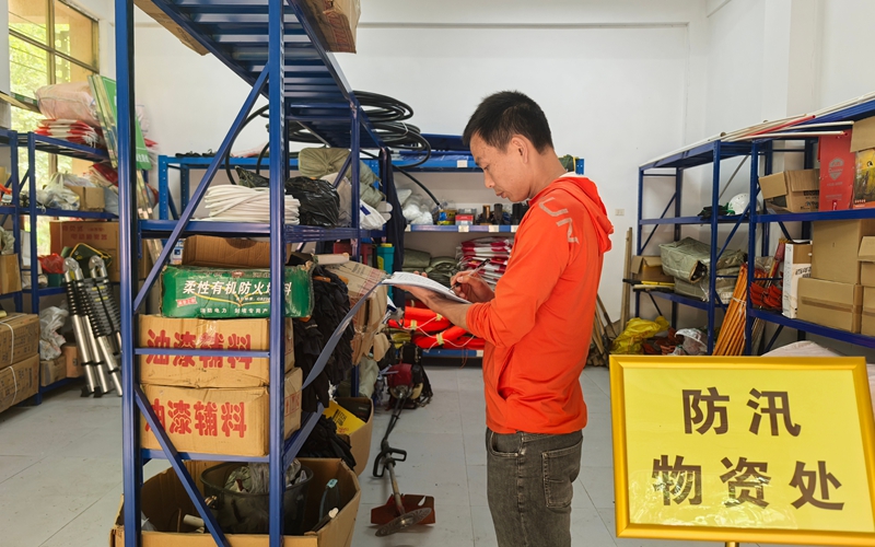 工作人员点验防汛物资.jpg