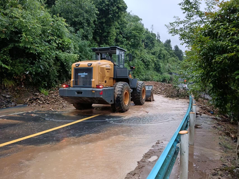 养护人员在S312线卦治村路段清运垮塌土石方。 刘熙灿 摄.jpg