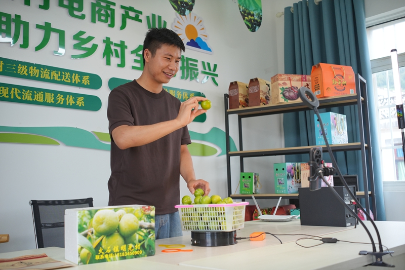 在电商直播孵化基地里主播正在努力带货。.JPG