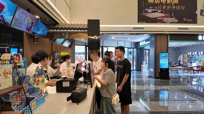 《四渡》影片點映當天,仁懷城區一家電影院,市民們有序排隊購票、取票,觀影氛圍濃厚。.jpg