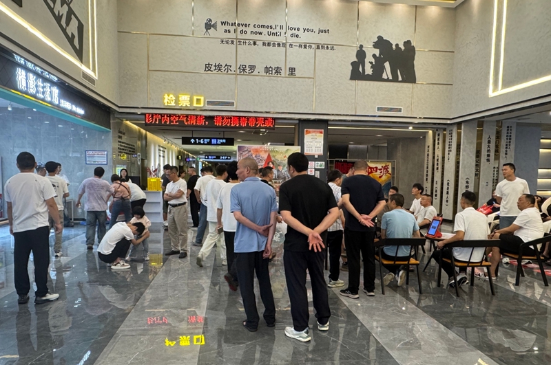 仁懷各大影院場場爆滿,市民觀影熱情高漲,不少市民走進影院,透過銀幕重溫赤水河畔的烽火傳奇,感悟長征精神。 .jpg