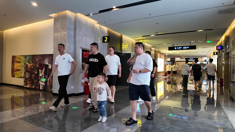 仁懷各大影院場場爆滿,市民觀影熱情高漲,不少市民走進影院,透過銀幕重溫赤水河畔的烽火傳奇,感悟長征精神。.jpg