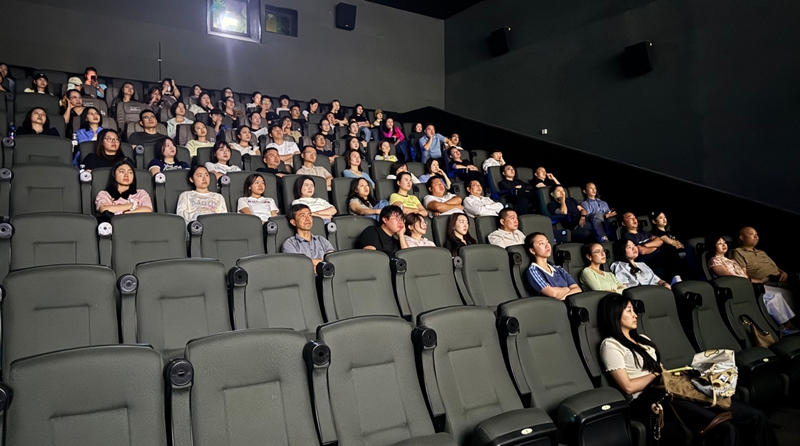 在影院內,座無虛席,宏大的戰爭場面、鮮活的紅軍人物、驚心動魄的渡河情節,讓現場觀眾沉浸式回望那段絕境突圍的歷史。.jpg