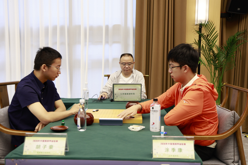 比赛现场，棋手们凝神思索、沉着对弈，精准布局、精妙攻防轮番上演，尽显职业围棋竞技魅力。