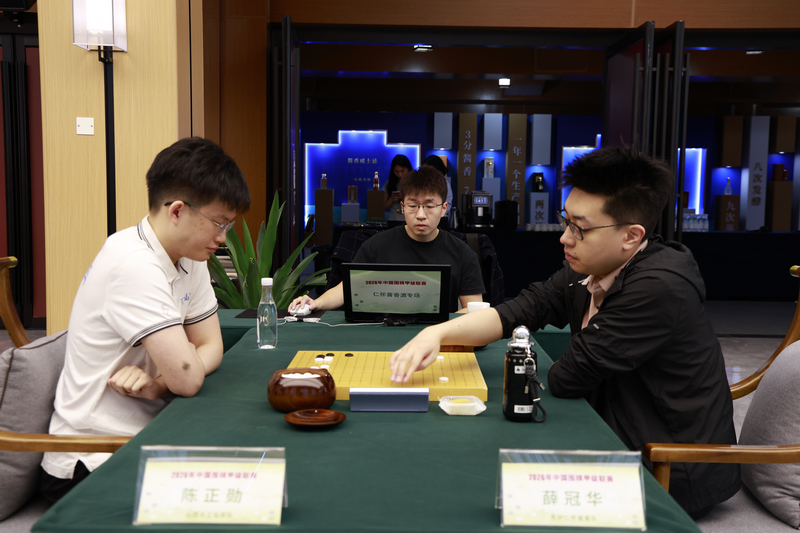 比赛现场，棋手们凝神思索、沉着对弈，精准布局、精妙攻防轮番上演，尽显职业围棋竞技魅力。