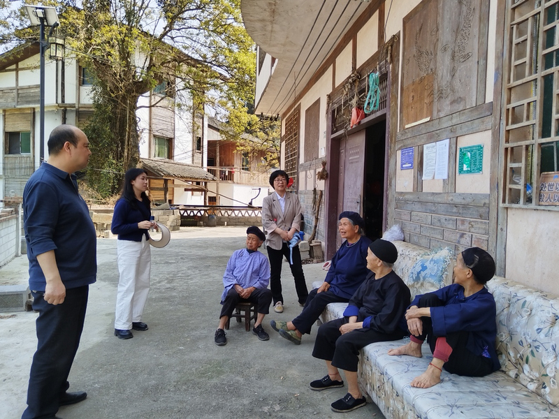 荔波县委党校干部到水浦村进行森林防火入户宣传。