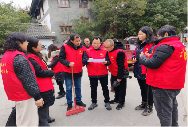 荔波县委党校到古城社区包保路段进行排查。