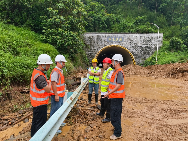 兴义营运中心真正处置山洪险情。张云摄.jpg