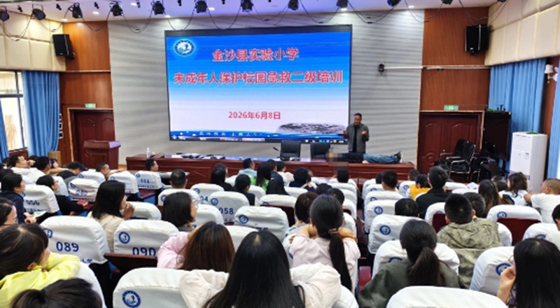 路遇学生突发昏迷，两名教师立马急救！所幸有惊无险。