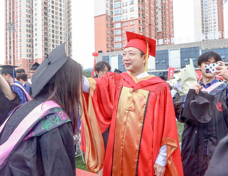 校党委书记黄其松为获得学位的同学拨穗正冠。.jpg