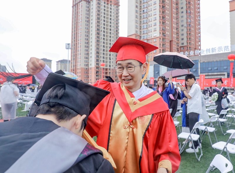 校长张绍东为获得学位的同学拨穗正冠。.jpg