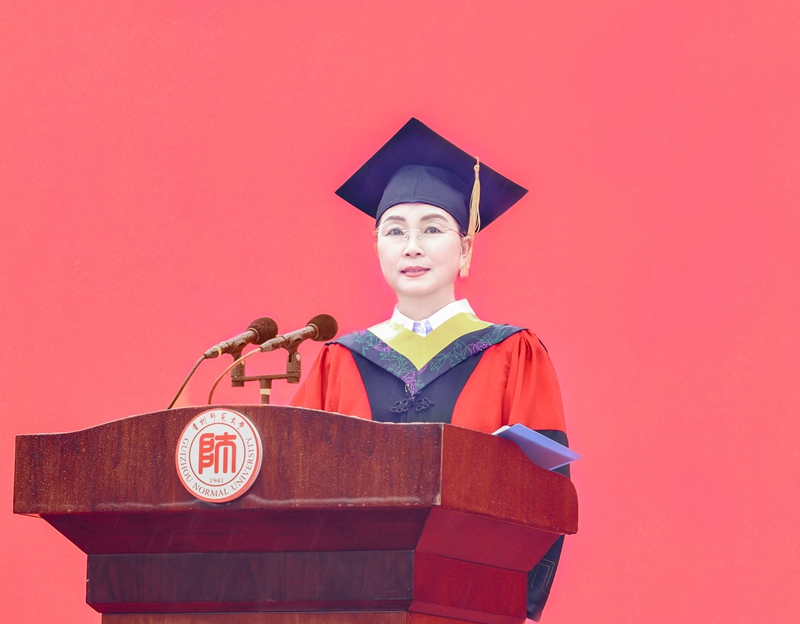 校党委副书记路言莉主持毕业典礼。.jpg