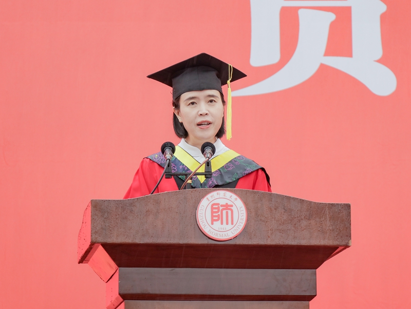 副校长刘瑾宣读学位授予决定。.jpg