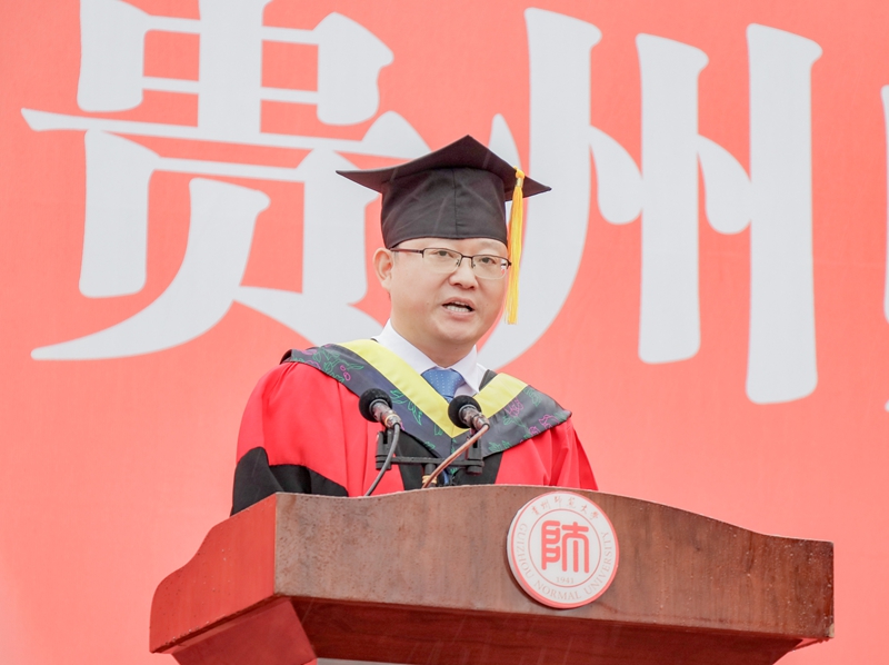 副校长管新福宣读2026届优秀毕业生表彰决定。.jpg