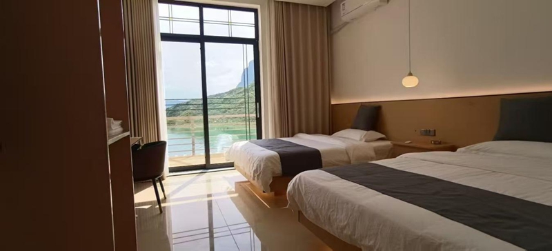 推窗见江,卧听涛声——在这里,与牂牁江共眠。.jpg