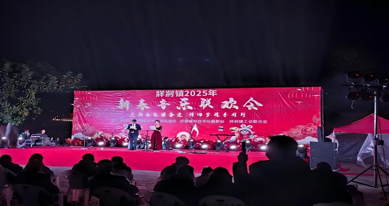 灯火璀璨映江岸,欢歌笑语满集镇。.jpg