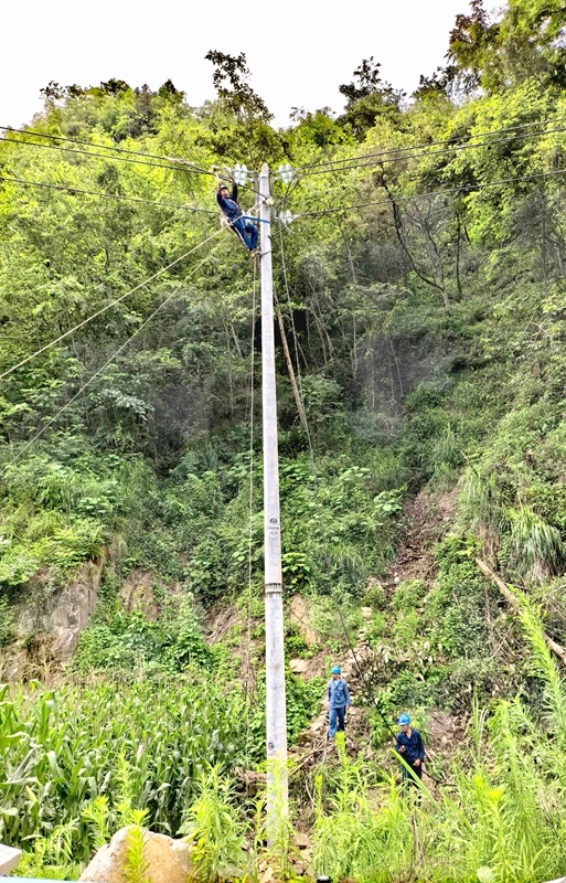 抢修人员在架设导线.jpg