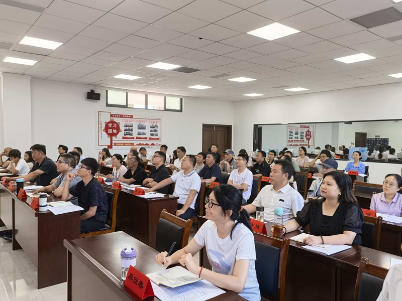 认真学习。陈湘飚摄.jpg