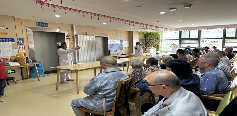六盘水市人民医院宣传团队深入社区开展健康讲座。