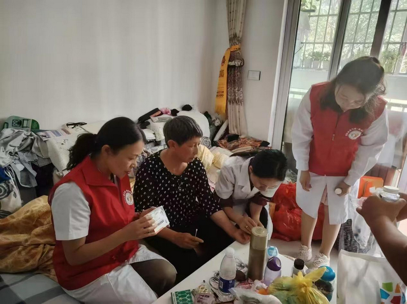 六盘水市人民医院药师团队为行动不便老人提供居家药学服务。